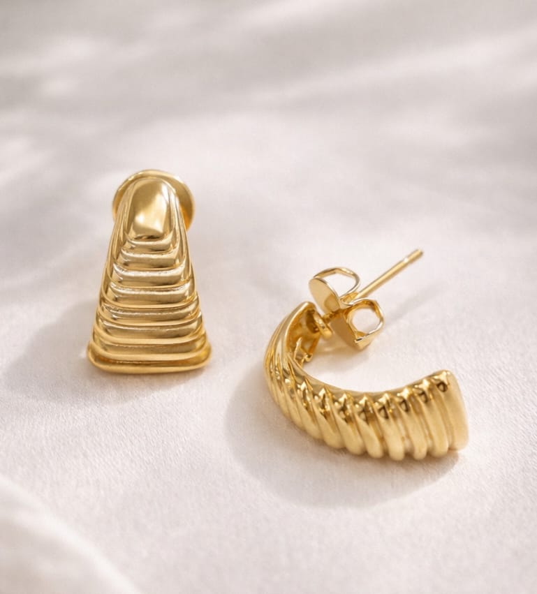 Brinco Detalhado Dourado